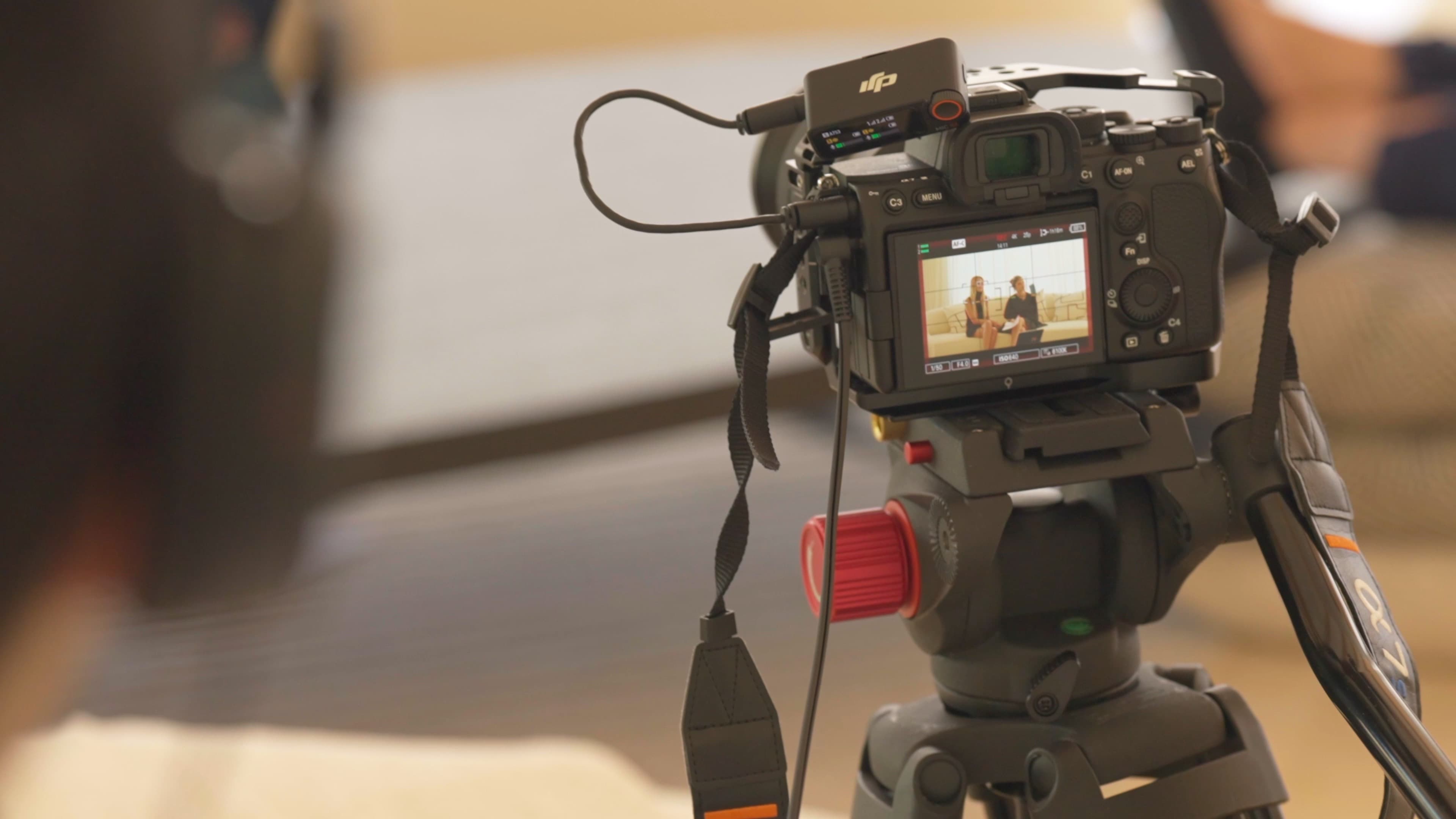Un moniteur de tournage pendant un entretien filmé